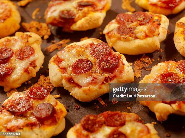 mini homemade pepperoni pizza bites - 意大利辣味腸 個照片及圖片檔