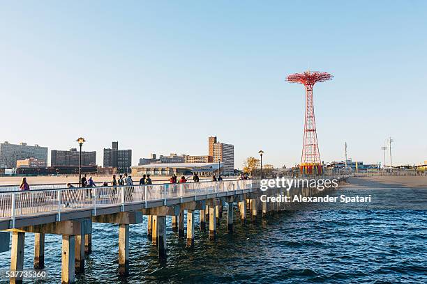 the coney island pier and parachute jump, brighton beach, brooklyn, new york city, ny, usa - brighton beach foto e immagini stock