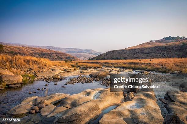 mhlwazini river near cathedral peak in drakensberg mountains - natal foto e immagini stock