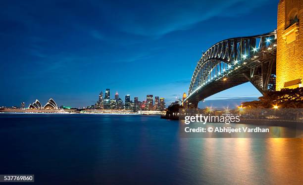 sydney harbour bridge blue hour - hafenbrücke von sydney stock-fotos und bilder