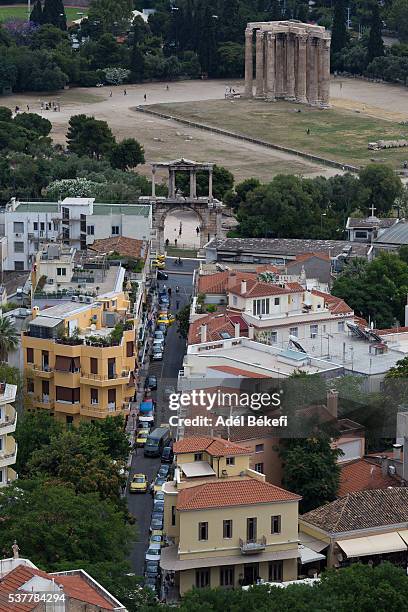 elevated view of the 'temple of olympian zeus' colossal ruined temple and  arch of hadrian in central athens - temple of zeus ancient olympia stock pictures, royalty-free photos & images