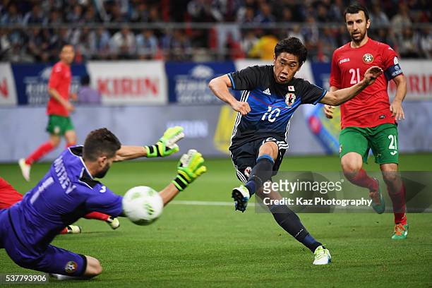 Shinji Kagawa of Japan scores his team's third goal during the international friendly match between Japan and Bulgaria at the Toyota Stadium on June...