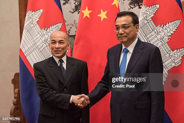 Hina's Premier Li Keqiang shakes hand of Cambodia King Norodom Sihamoni at the Great Hall of the People in Beijing on June 3, 2016.