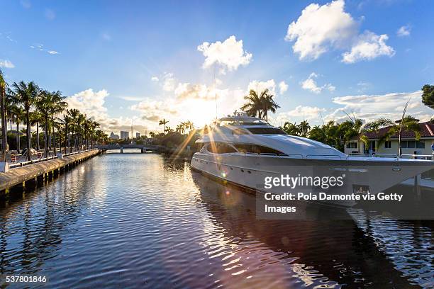 fort lauderdale canals in las olas boulevard, florida, usa - playa atardecer stock pictures, royalty-free photos & images