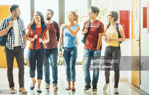 eine gruppe von college-studenten in einem korridor. - school ground student walking stock-fotos und bilder