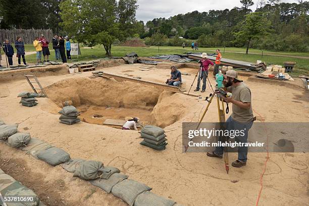 jamestown settlement virginia archaeological dig site colonial national historical park - archeoloog stockfoto's en -beelden