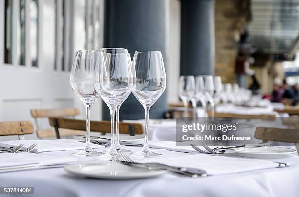 tableau vide vue de côté sur la terrasse du restaurant - silverware photos et images de collection