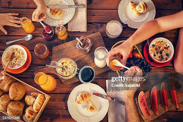 junge glückliche familie mit frühstück - frühstück von oben stock-fotos und bilder