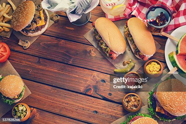 4 th of july picnic - burger on grill photos et images de collection