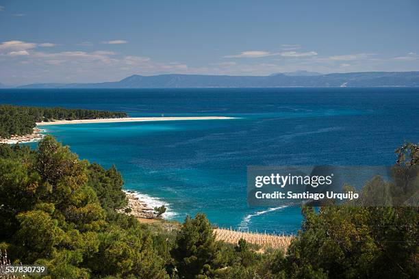 the magnificent zlatni rat beach in bol - zlatni rat stockfoto's en -beelden