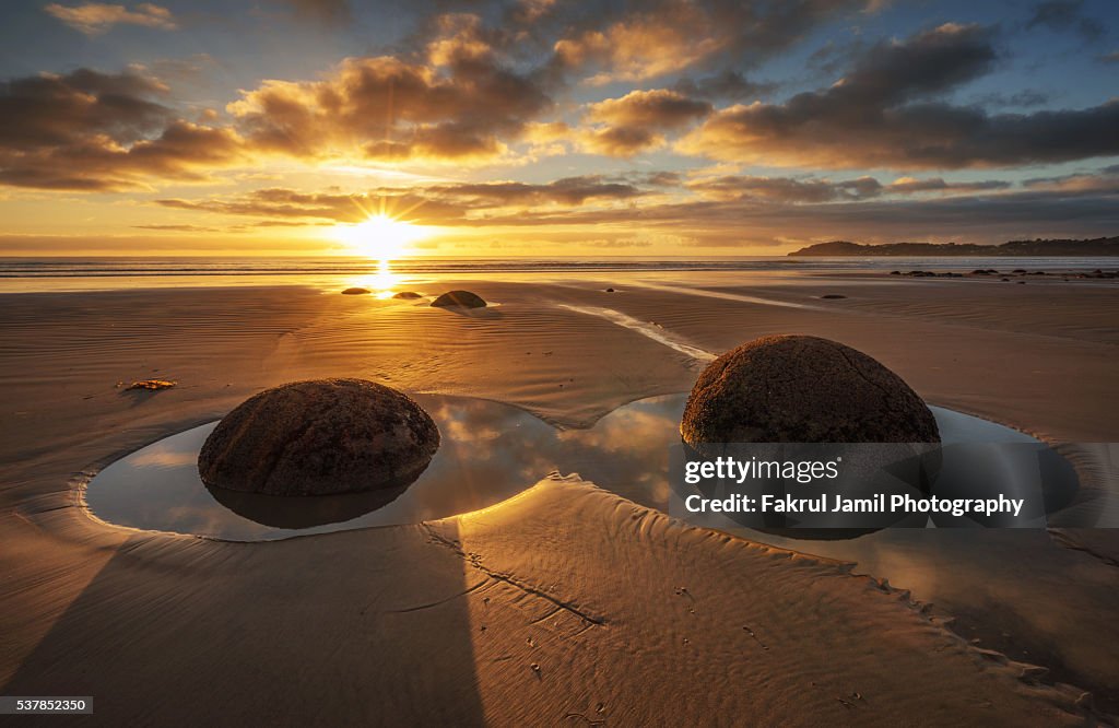 Sunrise view in Moeraki Boulders