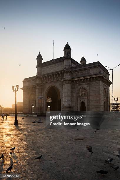 sunrise gateway of india, colaba - mumbai, india. - porta da índia imagens e fotografias de stock