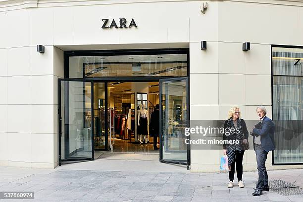 zara loja de sevilha - zara brand name imagens e fotografias de stock