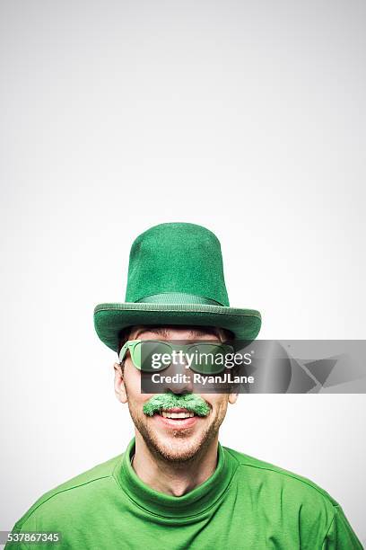 man celebrating saint patricks day - green hat 個照片及圖片檔