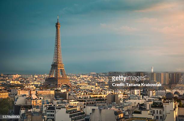 skyline von paris mit eiffelturm bei sonnenuntergang (paris) - paris france stock-fotos und bilder