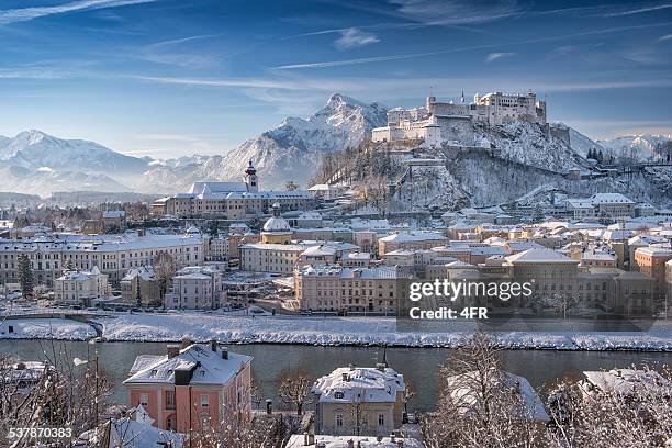 salzburgo con de hohensalzburg cubierto de nieve, austríacas alpes - salzburgo fotografías e imágenes de stock