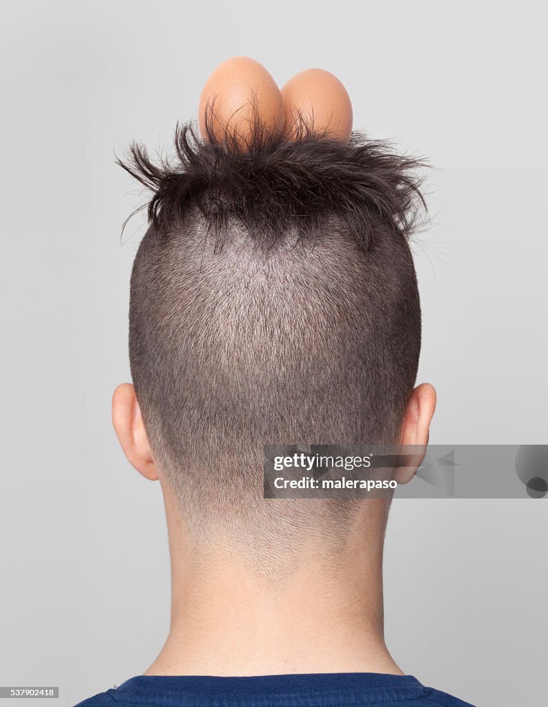 Junge mit Haar in Form und zwei Eier im nest