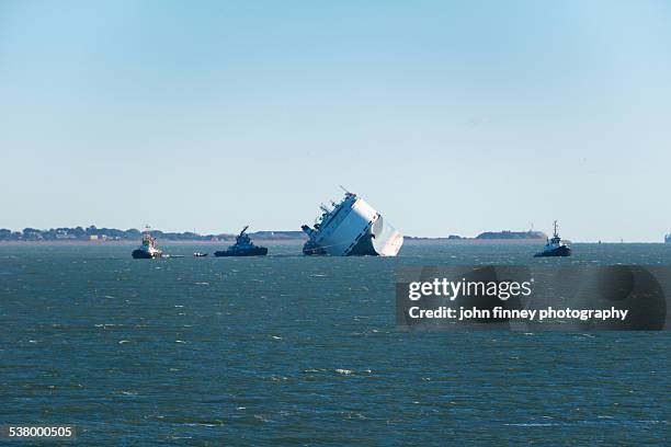 the hoegh osaka, isle of wight - capsizing photos et images de collection