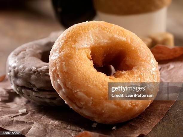 doughnuts - gebakken in de pan stockfoto's en -beelden