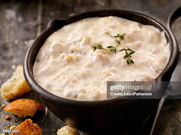 new england muschelsuppe nach art des hauses - new england clam chowder stock-fotos und bilder