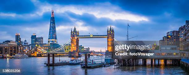 londra, tower bridge e dello shard illuminato sul tamigi panorama - london tower foto e immagini stock