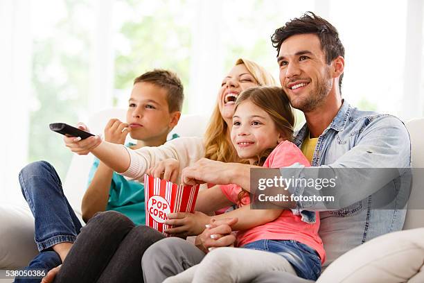 família na sala a ver televisão - smart tv imagens e fotografias de stock