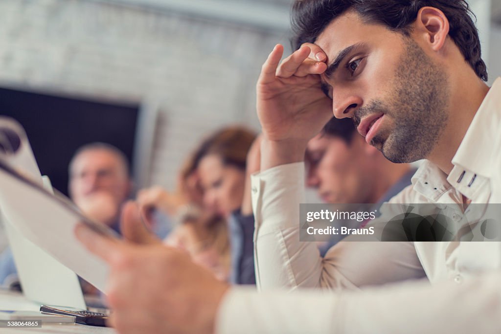 Homme d'affaires épuisé dans le bureau.