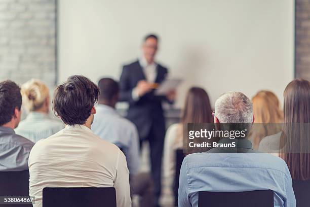 business persone partecipa a un seminario. - discorso foto e immagini stock