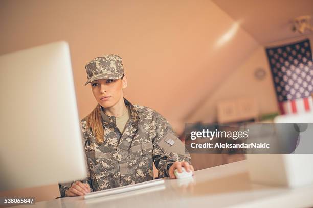 Us Soldiers Computers Photos and Premium High Res Pictures - Getty Images