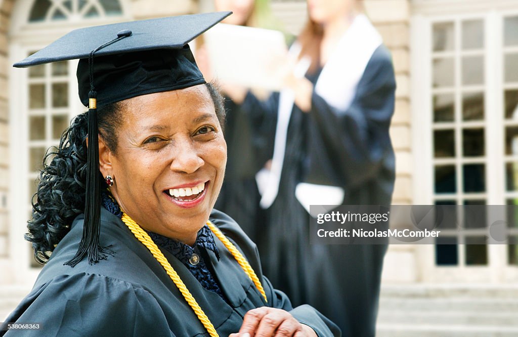 Ältere afroamerikanische Frau am Abschlusstag machen.