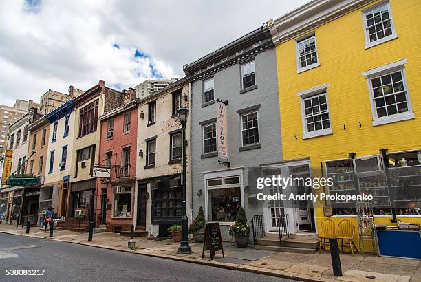 historic street view, philadelphia - philadelphia townhouse homes stock pictures, royalty-free photos & images