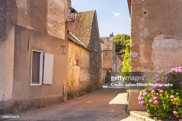 the village of asnieres-sur-vegre. - straatnaambord stockfoto's en -beelden