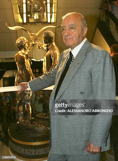 London, UNITED KINGDOM: Mohammed Al Fayed poses for photographers in Harrods department store in London 01 September 2005, as he unveils a statue of...