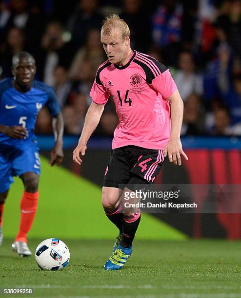 Steven Naismith of Scotland controls the ball during the International Friendly between France and Scotland on June 4, 2016 in Metz, France.