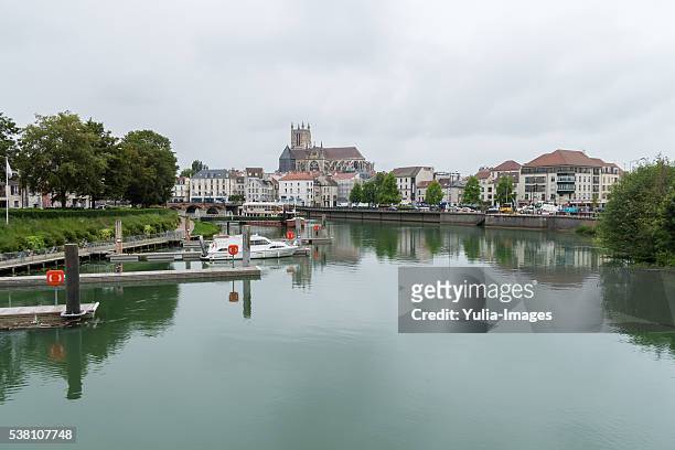 boat on marne river through town of meaux, france - marne stock pictures, royalty-free photos & images