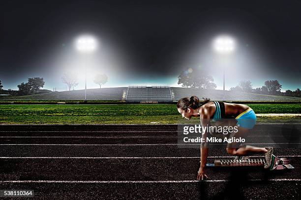 young woman track racing - mike agliolo stockfoto's en -beelden