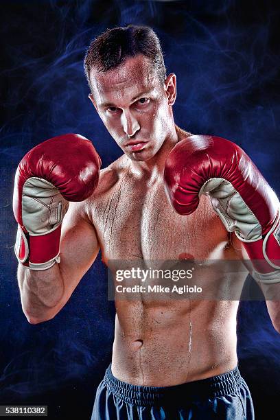 boxer with red gloves - mike agliolo stockfoto's en -beelden