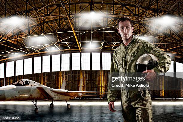 jet fighter pilot posing next to his aircraft in hangar - mike agliolo 個照片及圖片檔