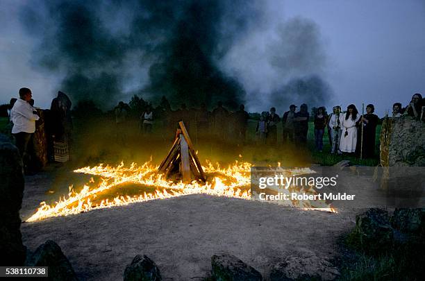 pagan ceremony - mid summer fire - fotografias e filmes do acervo