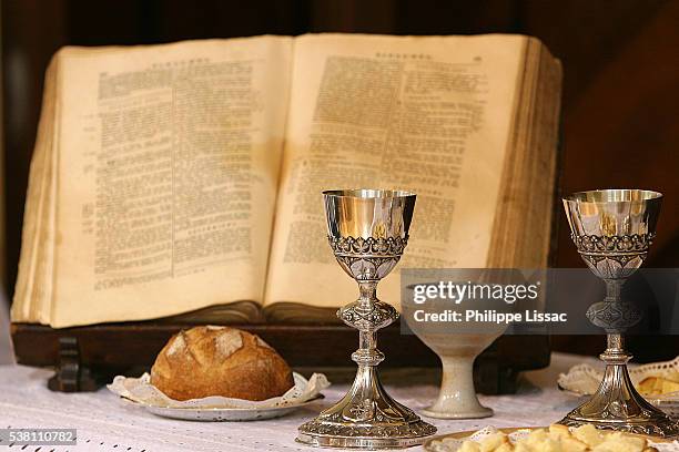 communion altar - bible altar stock-fotos und bilder