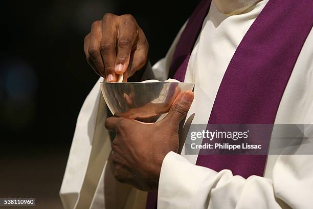 communion in notre dame de paris - mis stockfoto's en -beelden