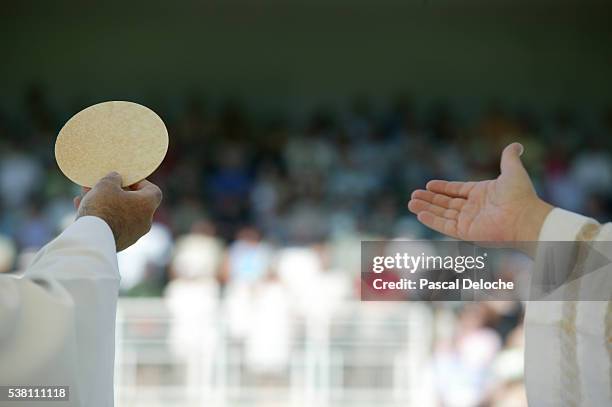 priest leading communion ceremony - mis stockfoto's en -beelden