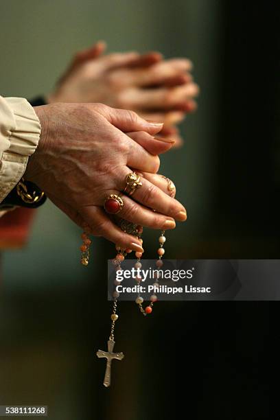 woman with rosary - cross section stock-fotos und bilder