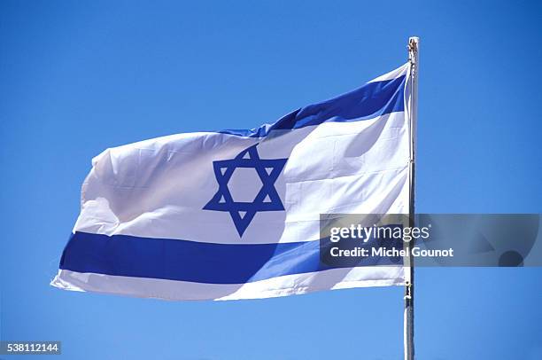 israeli flag flying in breeze - israeli flag stockfoto's en -beelden