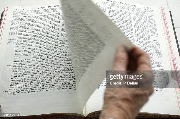 hand turning page of talmud - sfogliare libro foto e immagini stock