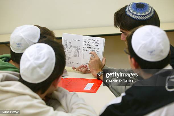 Melamed Hebrew Teacher Photos and Premium High Res Pictures - Getty Images