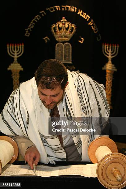 rabbi reading torah in synagogue - torah imagens e fotografias de stock