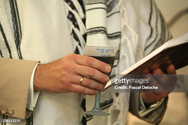 rabbi performing wedding ceremony - jewish wedding ceremony stock pictures, royalty-free photos & images