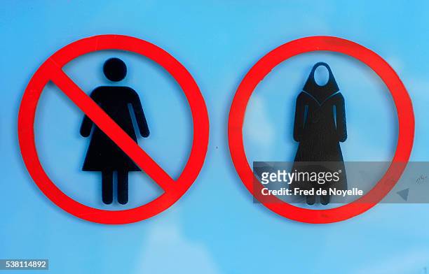 dress code regulatory sign outside a mosque - dress code stock pictures, royalty-free photos & images