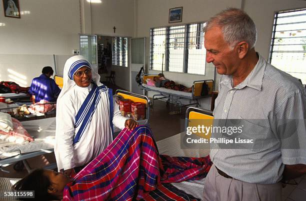 father francois ponchaud with patient - nun hospital stock pictures, royalty-free photos & images